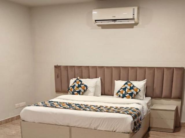 Rental | 1 BHK + Extra Room,Basement 100 Sq.Yd. Apartment in Sector 10A