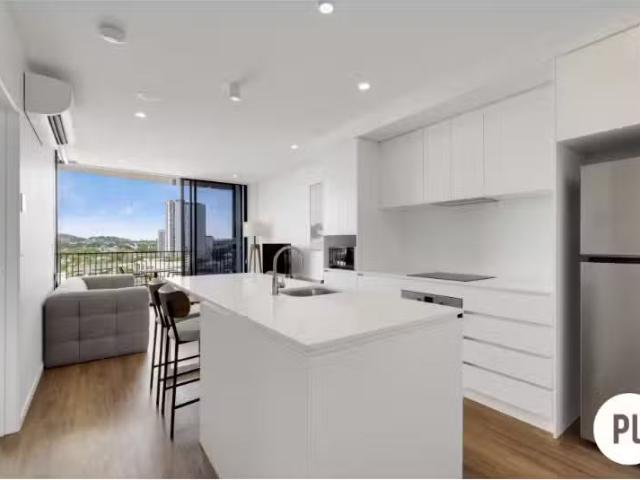Charming 1 BR 402/170 Logan Rd, Woolloongabba Apartment for re.