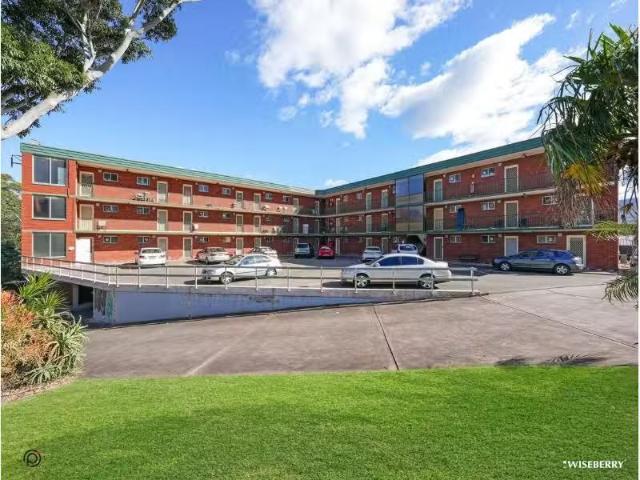 Nice 1 BR 42/1 5 Mount Keira Road, West Wollongong House for r.