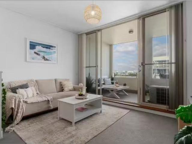 Charming 1 BR 702/1 The Piazza, Wentworth Point Apartment for.