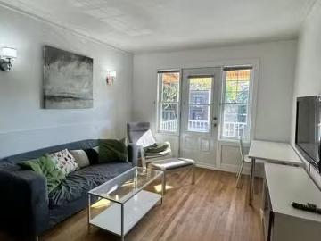 Cheap 1 BR 10e Avenue