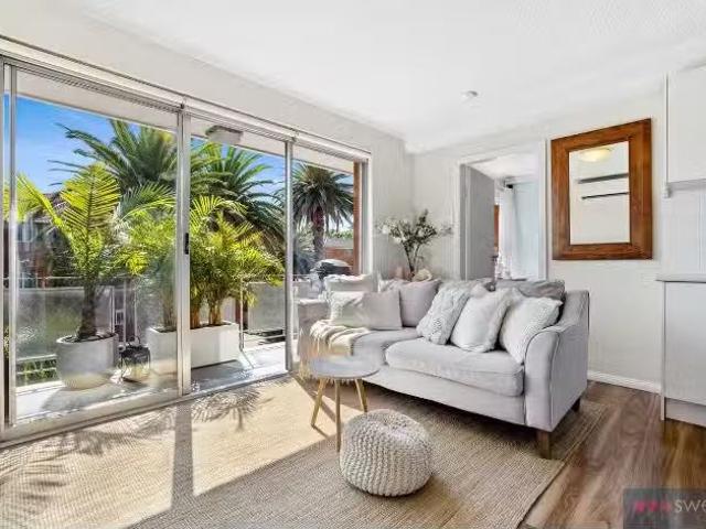 Deal! 1 BR 11/1 Greenwood Place, Freshwater Apartment for rent.