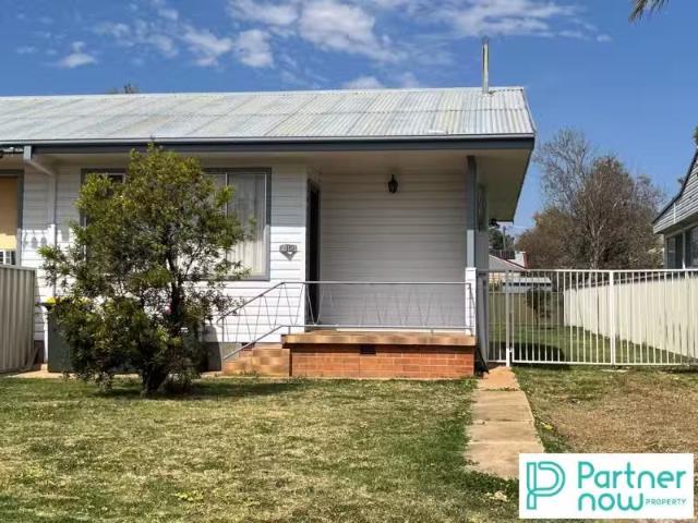 For Rent! 1 BR 1/23 Anthony Road, TAMWORTH House for rent Lis.