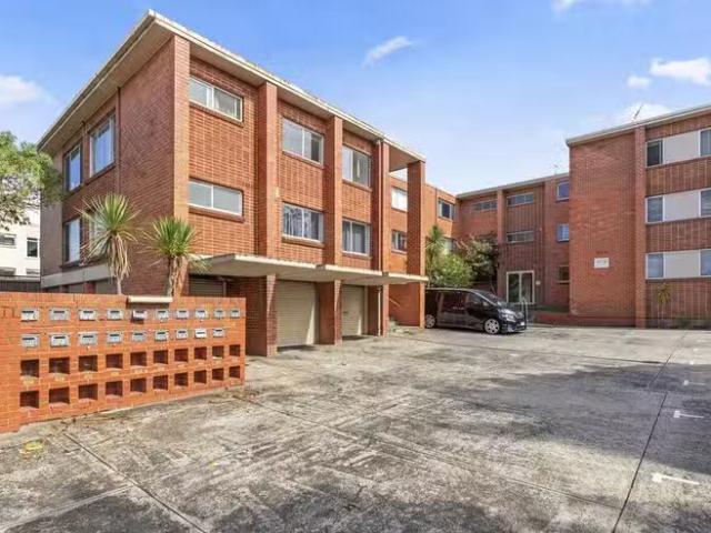 For Rent! 1 BR 16/780 Warrigal Road, Malvern East, VIC 3145