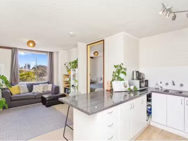 Nice 1 BR 17/3 Russell Avenue, North Perth Apartment for rent.