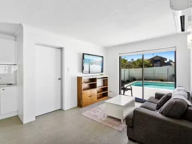For Rent! 1 BR 3a Chidlow Court, Elanora, QLD 4221 Unit for.