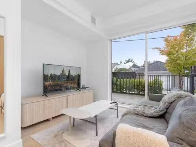 Deal! 1 BR West King Edward Avenue