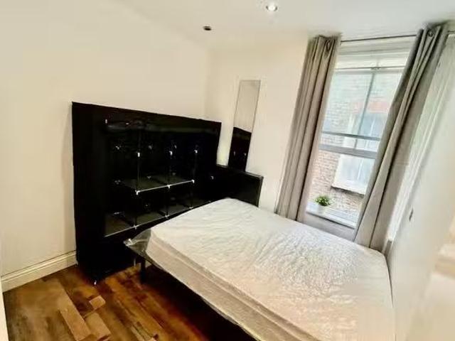 Nice 1 BR Cavendish Parade, London