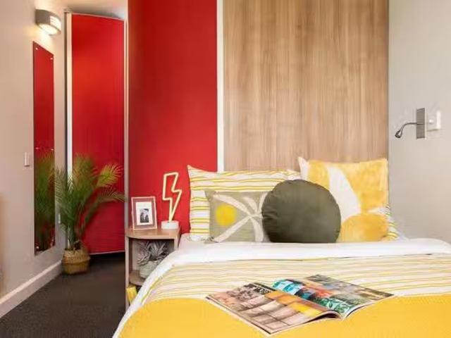 Nice 1 BR Emily Bowes Court Basic En suite