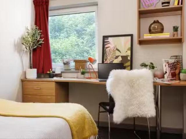 Deal! 1 BR Manor Bank Classic En Suite
