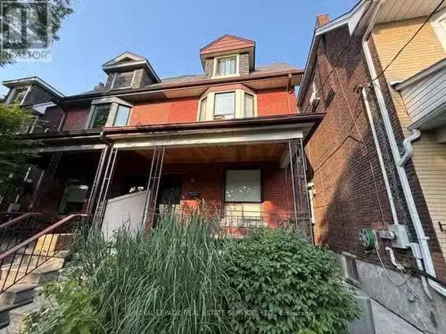Just in! 1 BR Main Floor 263 Grace Street, Toronto, ON, M6G.