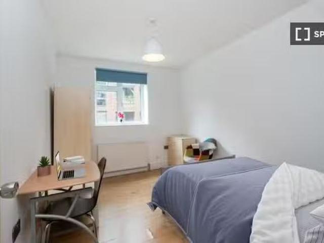Just in! 1 BR Room for rent in 3 bedroom apartment in Southwar.