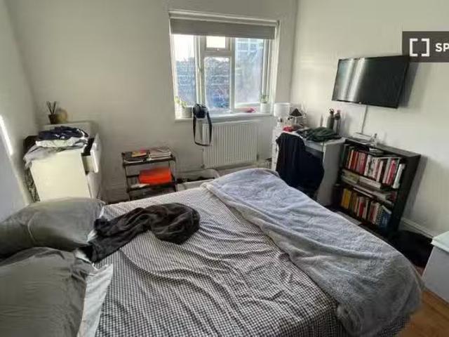 Cozy 1 BR Room in a shared 4 bedroom apartment for rent in Lon.
