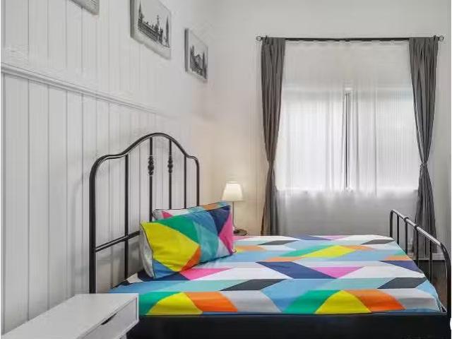 Cheap 1 BR Room 3 86 Deighton Road, Dutton Park Apartment fo.