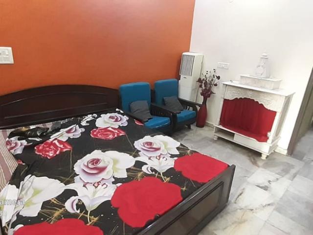 Rental | 1 Rk 500 Sq.Yd. Apartment in New Friends Colony
