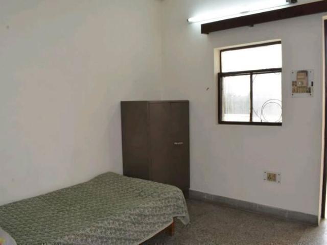 Rental | 1 Rk 125 Sq.Yd. Apartment in Chittaranjan Park