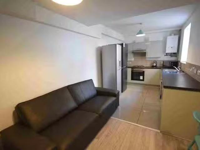 Rental! 1 Room 13 Gwenfron Road, L6 6 Beds 3 Baths
