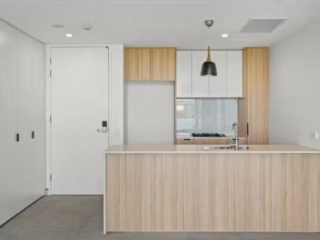 Unique 205/4 Auburn Street, Point Frederick Apartment for rent.