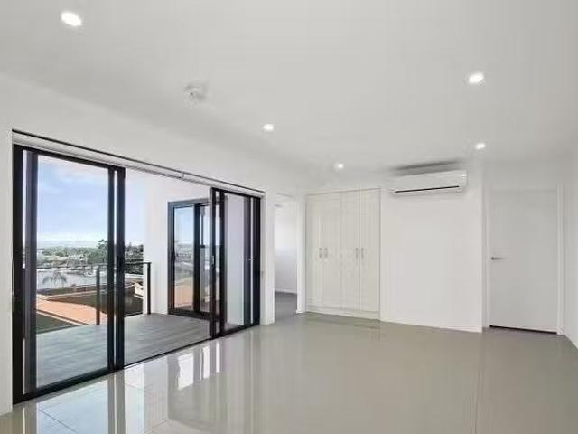 Just in! 208/9 Hooker Boulevard, Broadbeach Waters, QLD 4218
