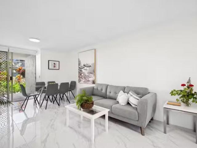 Cozy 218/24 Lake Weyba Drive, NOOSAVILLE, QLD 4566 Apartment.