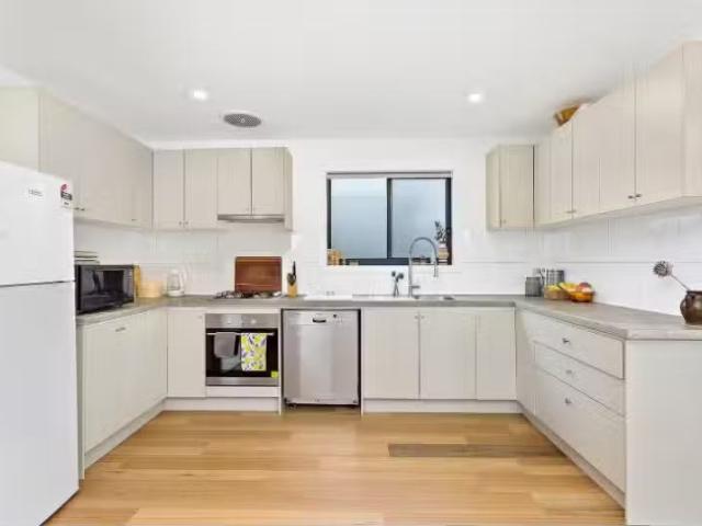Nice 218a Farmborough Rd, FARMBOROUGH HEIGHTS House for rent.