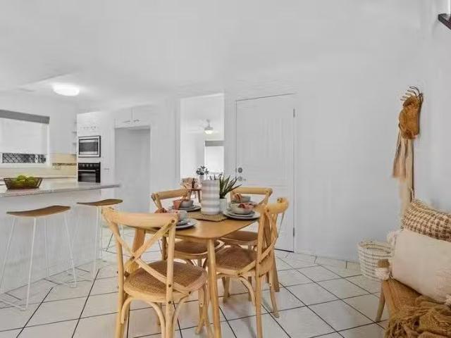 Cozy 2/107 Adelaide Street, Carina, QLD 4152