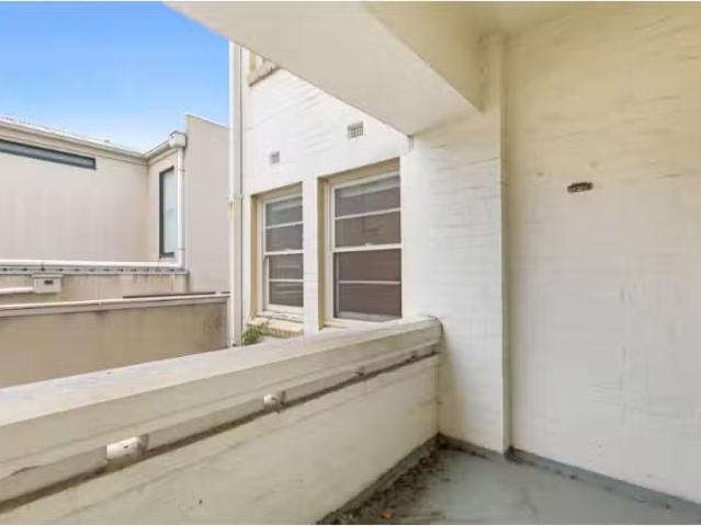 Deal! 2/109 George Street, EAST MELBOURNE Apartment for rent.