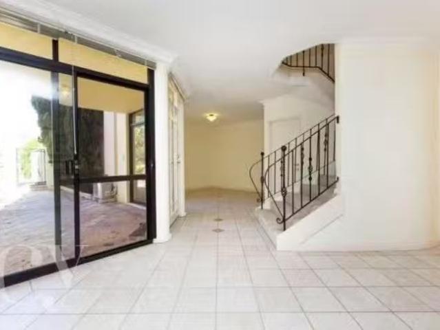 Just in! 2/11 The Avenue, Crawley, WA 6009