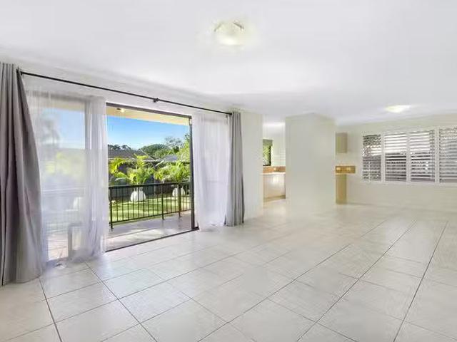 Deal! 2/12 Oceanic Drive, Mermaid Waters, QLD 4218