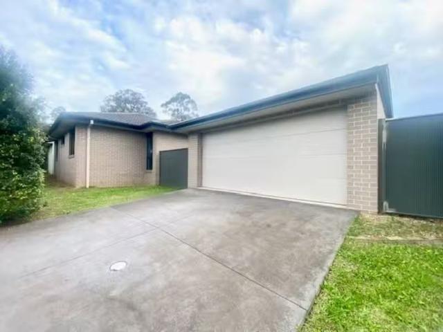Just in! 21 Moluccana Cres, Ropes Crossing House for rent Lis.