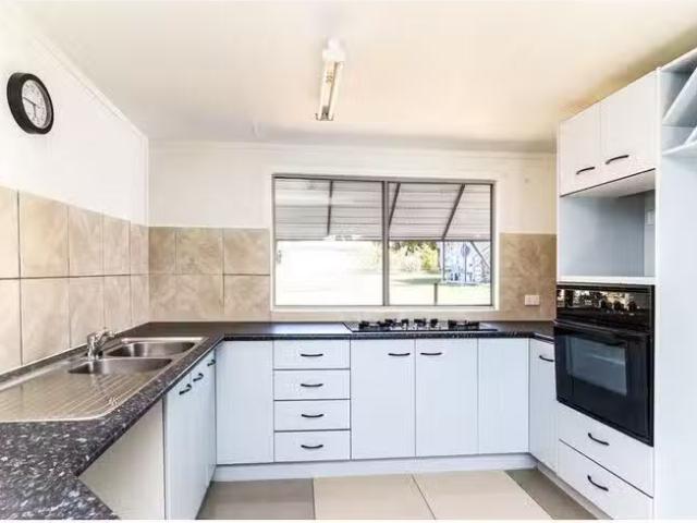 Cozy 21 Macarthur Street, Collinsville, QLD 4804