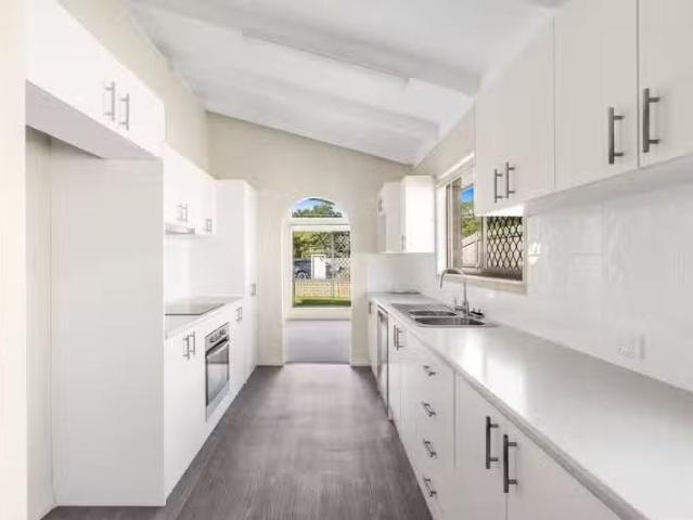 Just in! 21 Wilde Street, Wynnum QLD 4178