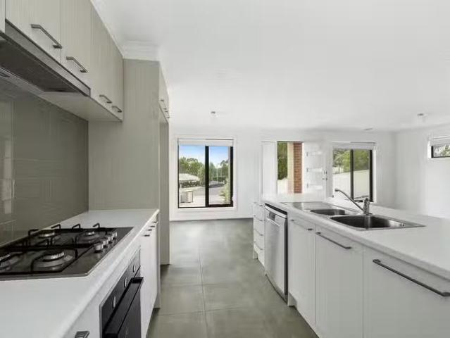 Rental! 2/24 Shakespeare Avenue, Mount Helen, VIC 3350