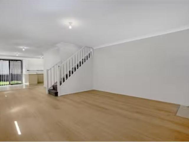 Nice 2/299 Macquarie Street, SOUTH WINDSOR Townhouse for rent.