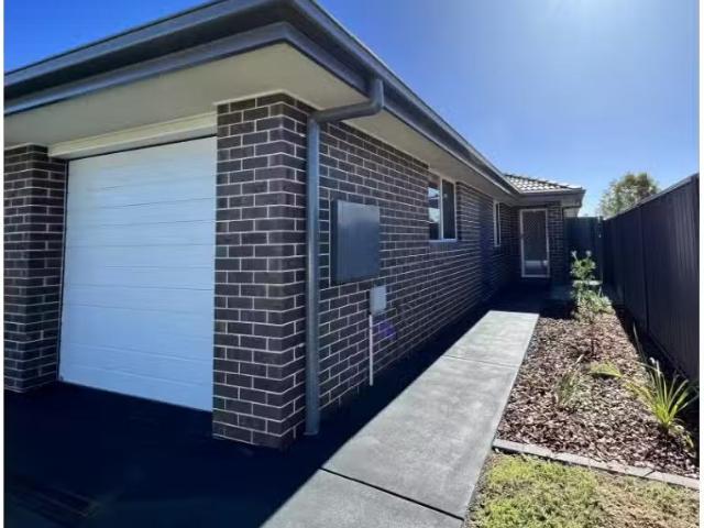 Deal! 2/29 Bangalay Street, Heddon Greta Townhouse for rent L.