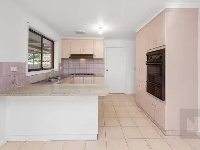 Just in! 2/29 Kiparra Close, St Albans, VIC 3021