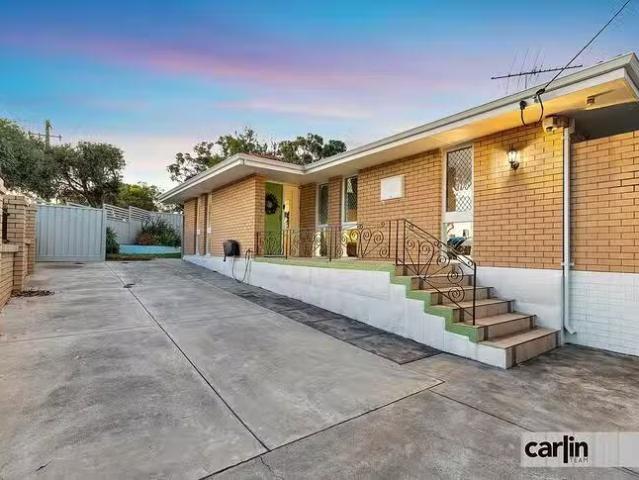 Cozy 222 Spearwood Avenue, Spearwood, WA 6163