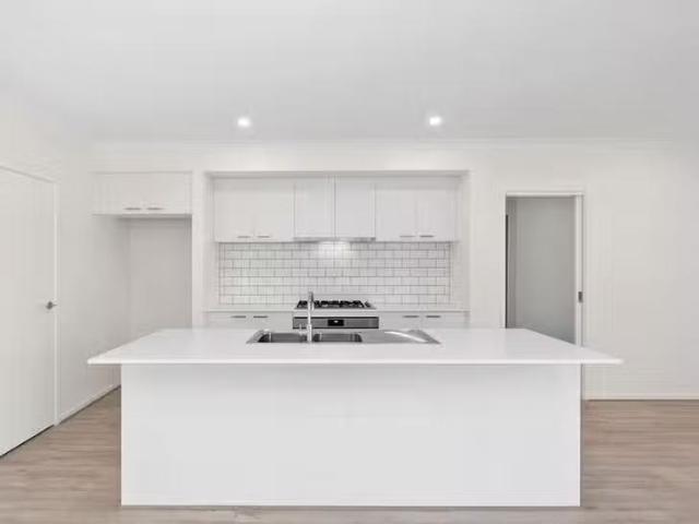 Deal! 22 Devereux Way, Charlemont, VIC 3217