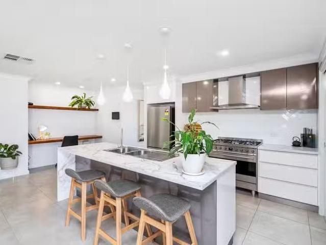 Unique 22 Opperman Street, Boorooma, NSW 2650