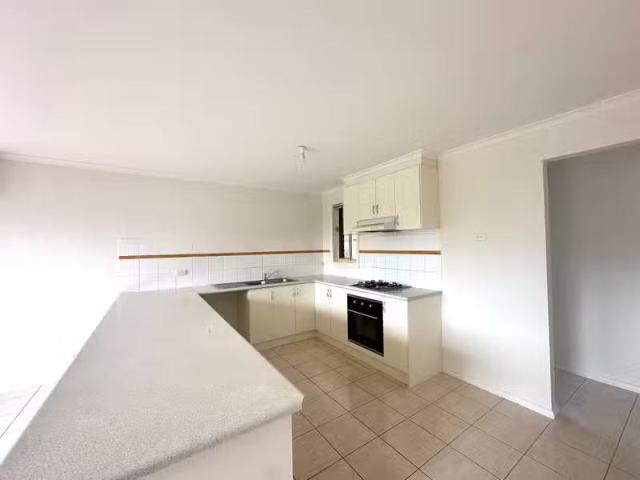 Cozy 2/300 Victoria Street, Altona Meadows VIC 3028