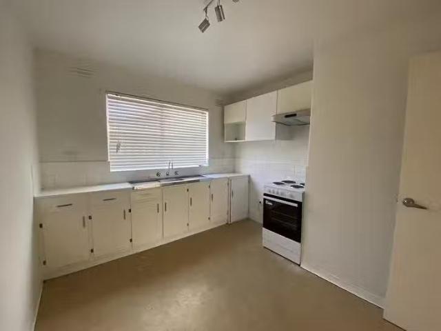 Rental! 2/30 Barnet Street, Yarraville, VIC 3013