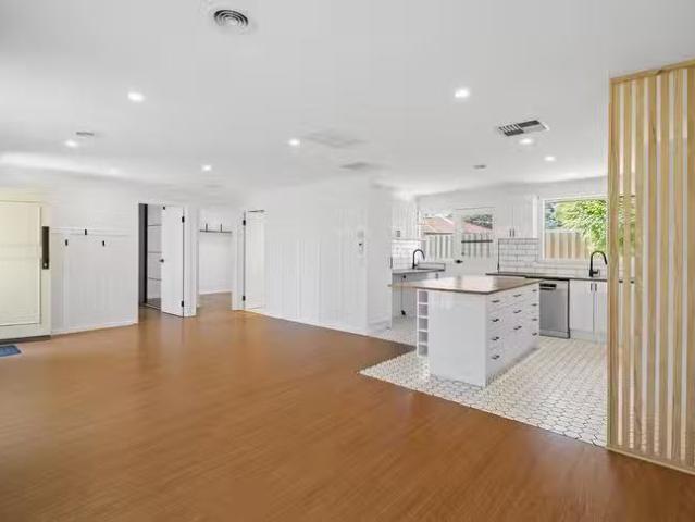 Deal! 2/31 35 Glen Park Road, Bayswater North, VIC 3153