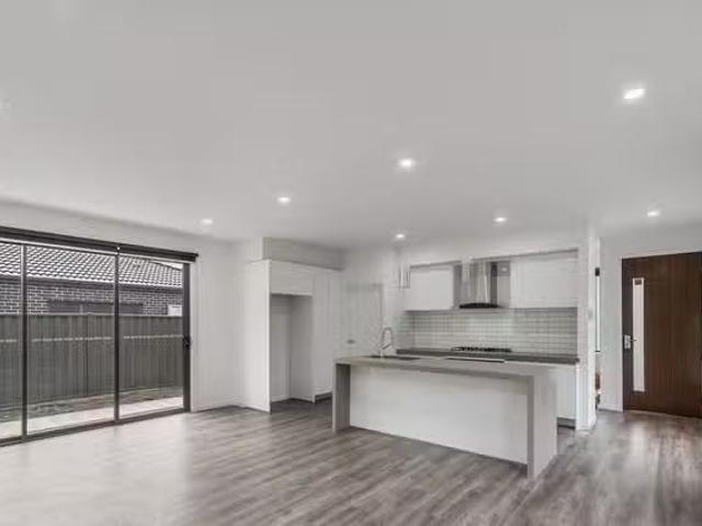 Unique 2/3 Courtyard Way, ROXBURGH PARK, VIC 3064 Townhouse.