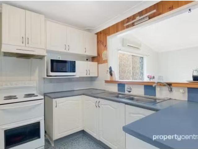 Charming 23 Henry Lawson Avenue, WERRINGTON COUNTY House for r.