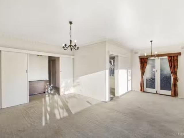 Deal! 23 Winchester Road, Nunawading VIC 3131 House Auction