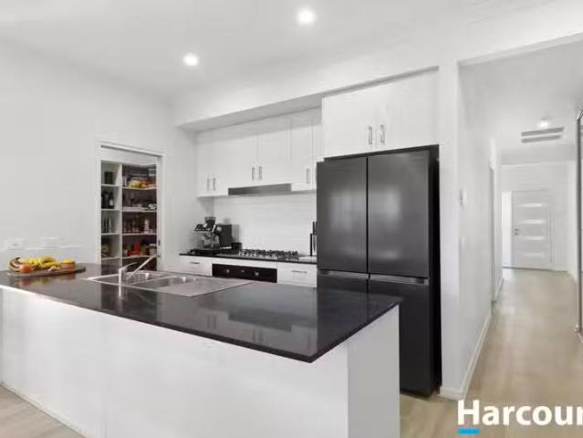 Charming 24 Canary Drive, ARMSTRONG CREEK, VIC 3217 House fo.