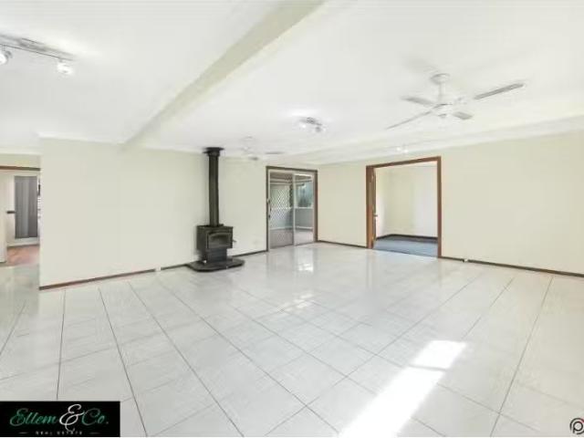 Nice 24 Jenkins Street, Unanderra House for rent Listed by El.