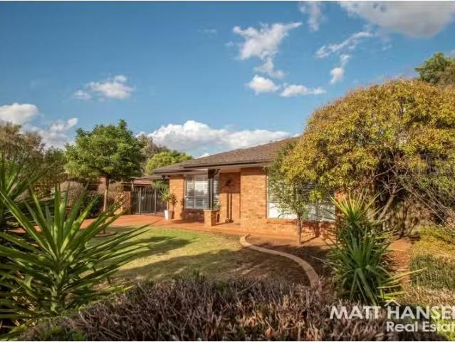Cozy 24 Websdale Dr, Dubbo House for rent Listed by Tina Hans.