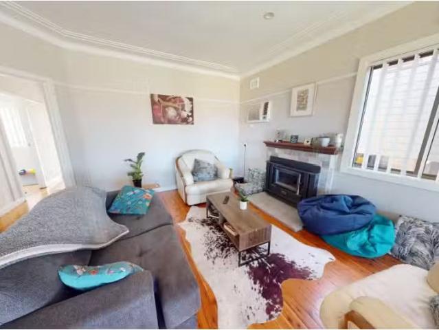 Cozy 24 Wentworth Street, Telarah House for rent Listed by Le.
