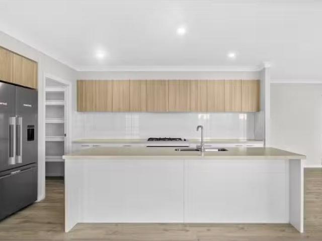 Nice 25 Collins Street, MARULAN House for rent Listed by Adel.